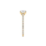 Tynn diamantring pavé gult gull 1,30 ct med lab-diamant,fokus på ringskinnen sett rett forfra, designet av Hartwell.
