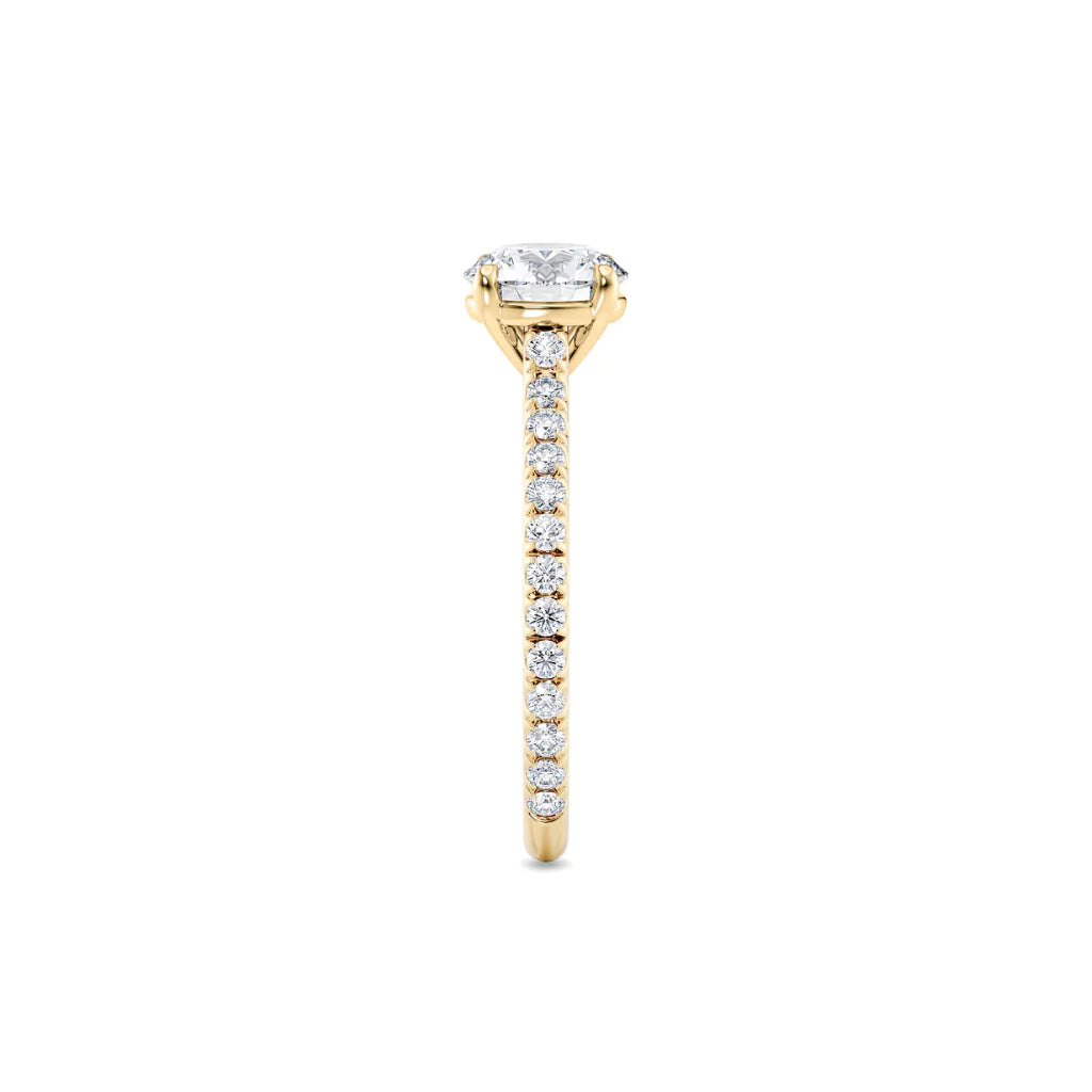 Tynn diamantring pavé gult gull 1,30 ct med lab-diamant,fokus på ringskinnen sett rett forfra, designet av Hartwell.
