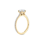 Tynn diamantring pavé gult gull 1,30 ct med lab-diamant, vist stående fra siden, designet av Hartwell.
