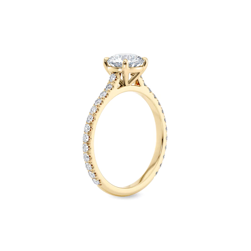 Tynn diamantring pavé gult gull 1,30 ct med lab-diamant, vist stående fra siden, designet av Hartwell.
