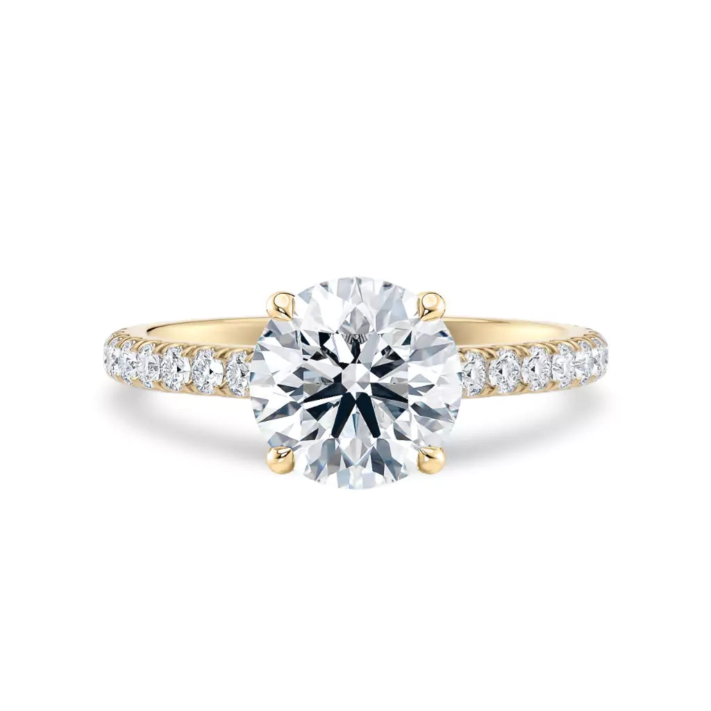 Tynn diamantring pavé gult gull 2,35 ct med lab-diamant, vist liggende forfra, designet av Hartwell.
