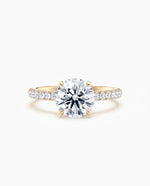 Tynn diamantring pavé gult gull 2,35 ct med lab-diamant, vist liggende forfra, designet av Hartwell.