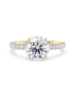 Tynn diamantring pavé gult gull 2,35 ct med lab-diamant, vist liggende forfra, designet av Hartwell.