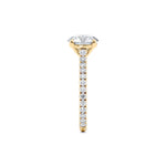 Tynn diamantring pavé gult gull 2,35 ct med lab-diamant,fokus på ringskinnen sett rett forfra, designet av Hartwell.
