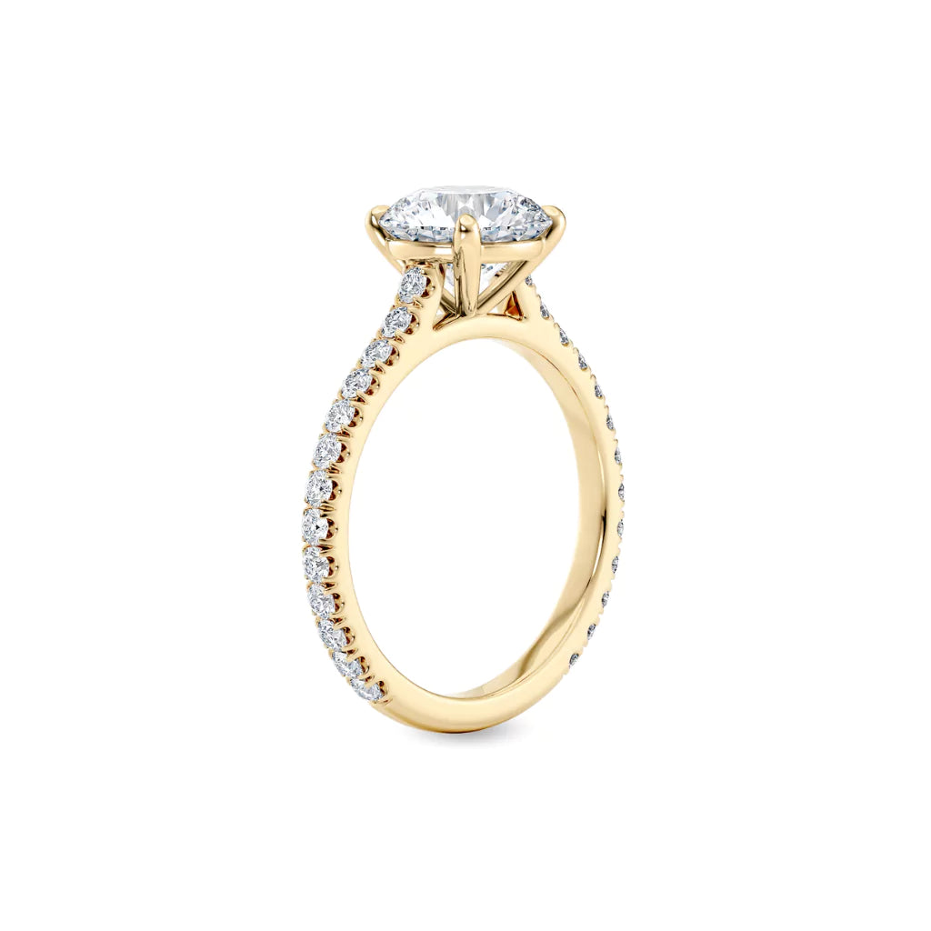 Tynn diamantring pavé gult gull 2,35 ct med lab-diamant, vist stående fra siden, designet av Hartwell.
