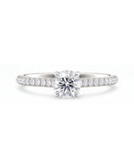 Tynn diamantring pavé hvitt gull 0,76 ct med lab-diamant, vist liggende forfra, designet av Hartwell.