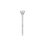 Tynn diamantring pavé hvitt gull 0,76 ct med lab-diamant,fokus på ringskinnen sett rett forfra, designet av Hartwell.