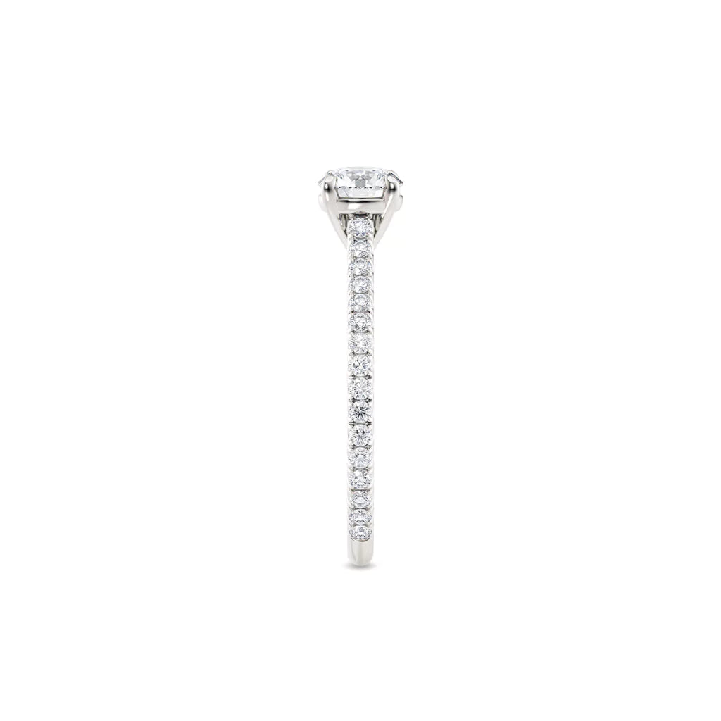 Tynn diamantring pavé hvitt gull 0,76 ct med lab-diamant,fokus på ringskinnen sett rett forfra, designet av Hartwell.