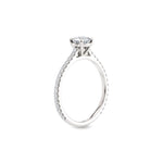 Tynn diamantring pavé hvitt gull 0,76 ct med lab-diamant, vist stående fra siden, designet av Hartwell.