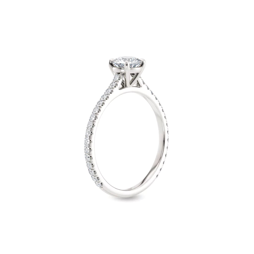Tynn diamantring pavé hvitt gull 0,76 ct med lab-diamant, vist stående fra siden, designet av Hartwell.