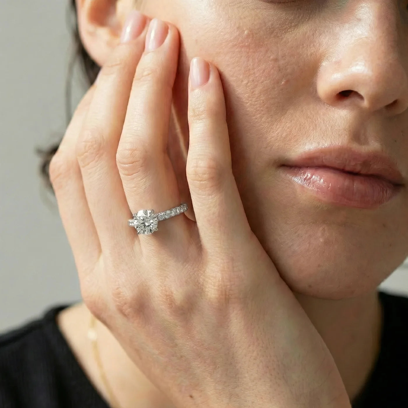 Tynn diamantring i  hvitt gull med pave diamanter 1,30 carat på modell i naturlig lys.