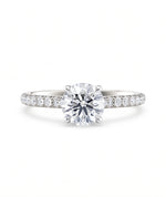 Tynn diamantring pavé hvitt gull 1,30 ct med lab-diamant, vist liggende forfra, designet av Hartwell.
