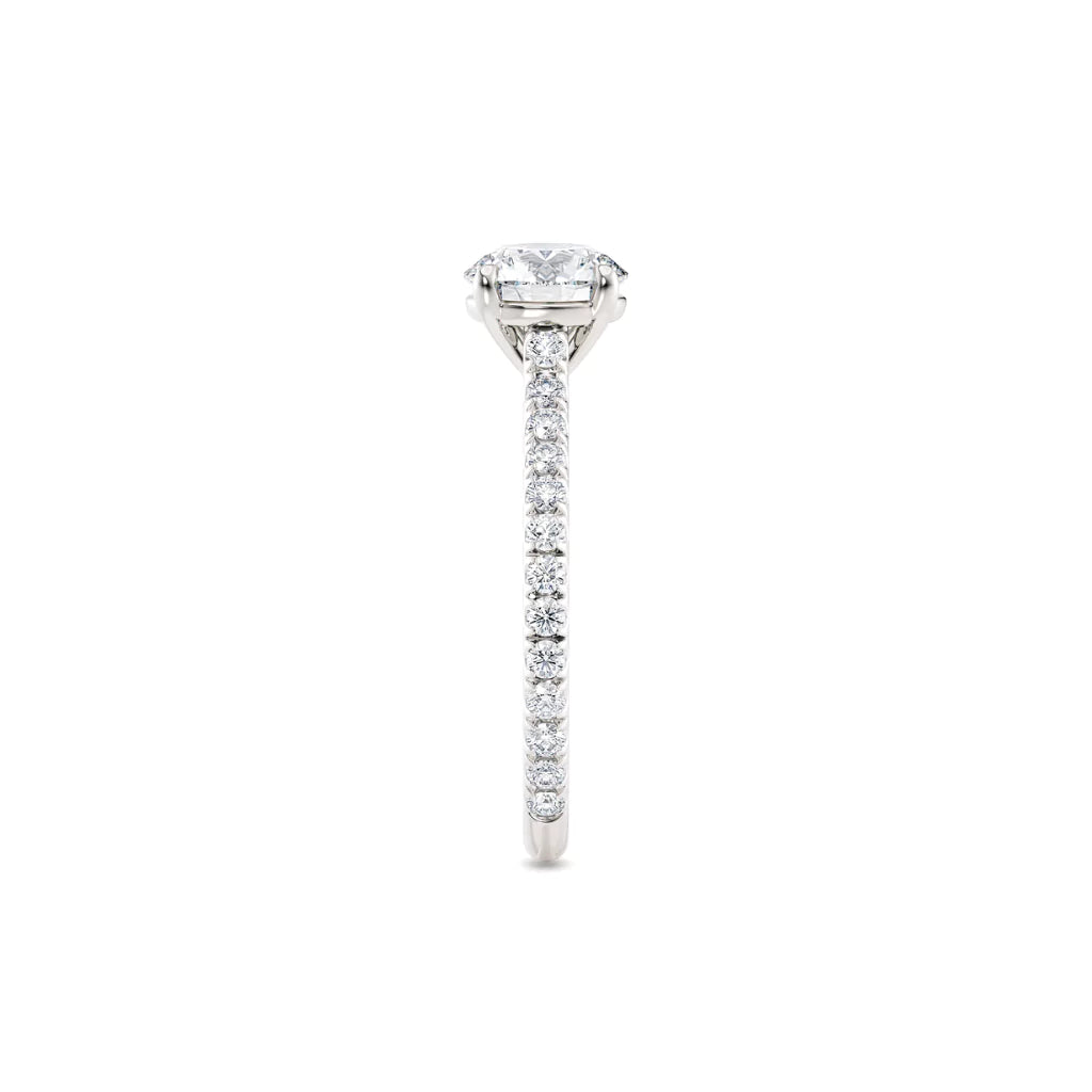 Tynn diamantring pavé hvitt gull 1,30 ct med lab-diamant,fokus på ringskinnen sett rett forfra, designet av Hartwell.