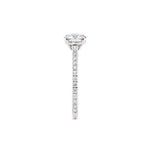 Tynn diamantring pavé hvitt gull 1,30 ct med lab-diamant,fokus på ringskinnen sett rett forfra, designet av Hartwell.