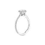 Tynn diamantring pavé hvitt gull 1,30 ct med lab-diamant, vist stående fra siden, designet av Hartwell.