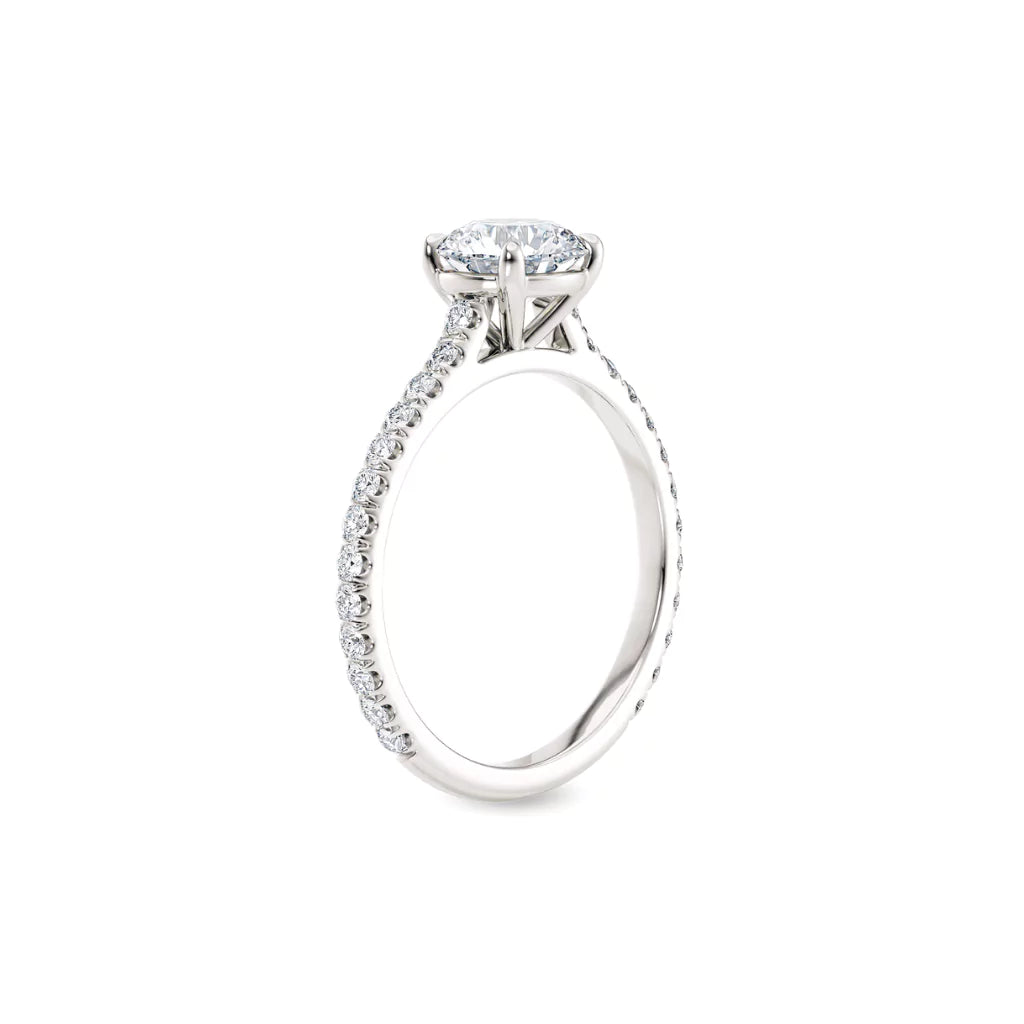 Tynn diamantring pavé hvitt gull 1,30 ct med lab-diamant, vist stående fra siden, designet av Hartwell.