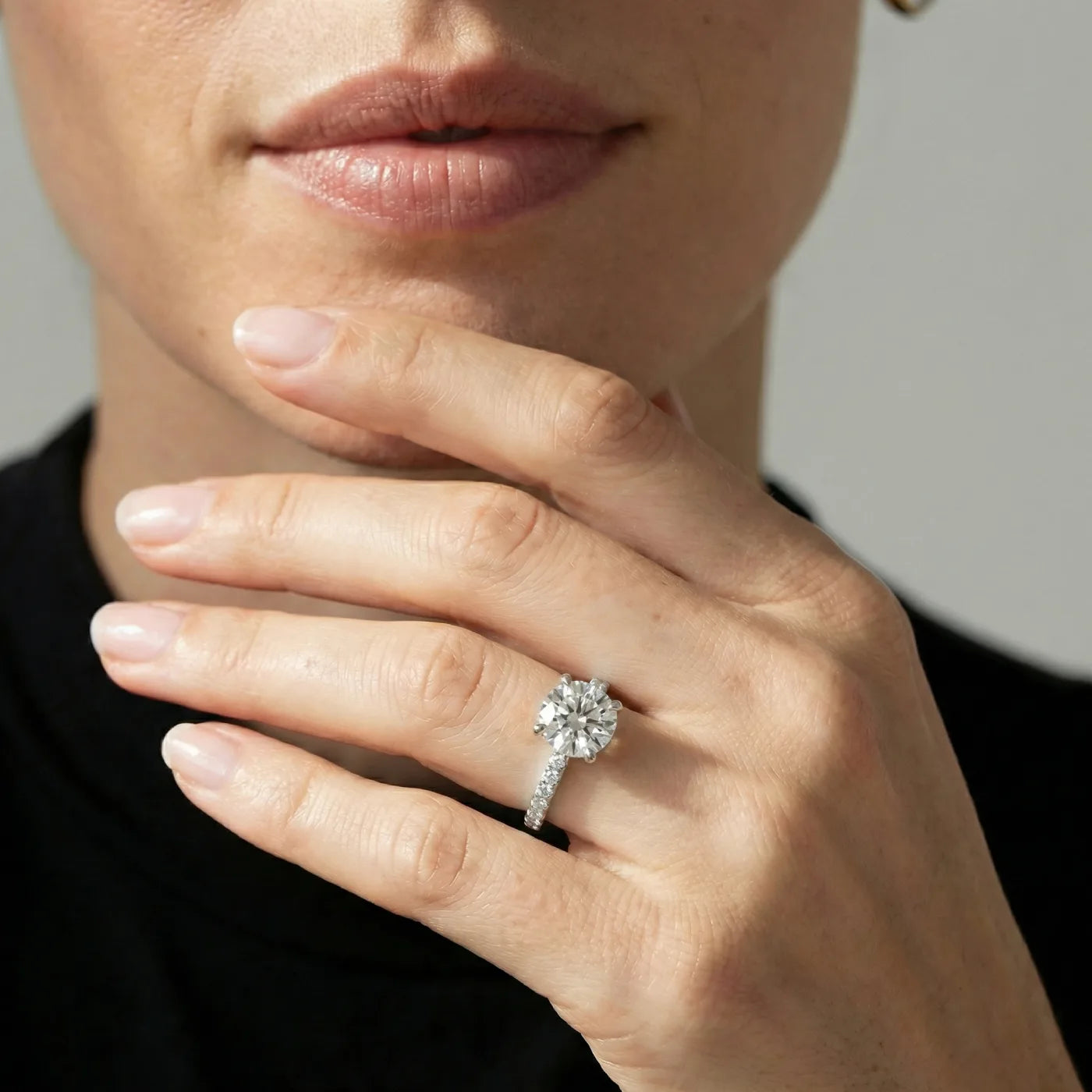 Tynn diamantring i  hvitt gull med pave diamanter 2,35 carat på modell i naturlig lys.