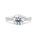 Tynn diamantring pavé hvitt gull 2,35 ct med lab-diamant, vist liggende forfra, designet av Hartwell.