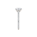 Tynn diamantring pavé hvitt gull 2,35 ct med lab-diamant,fokus på ringskinnen sett rett forfra, designet av Hartwell.