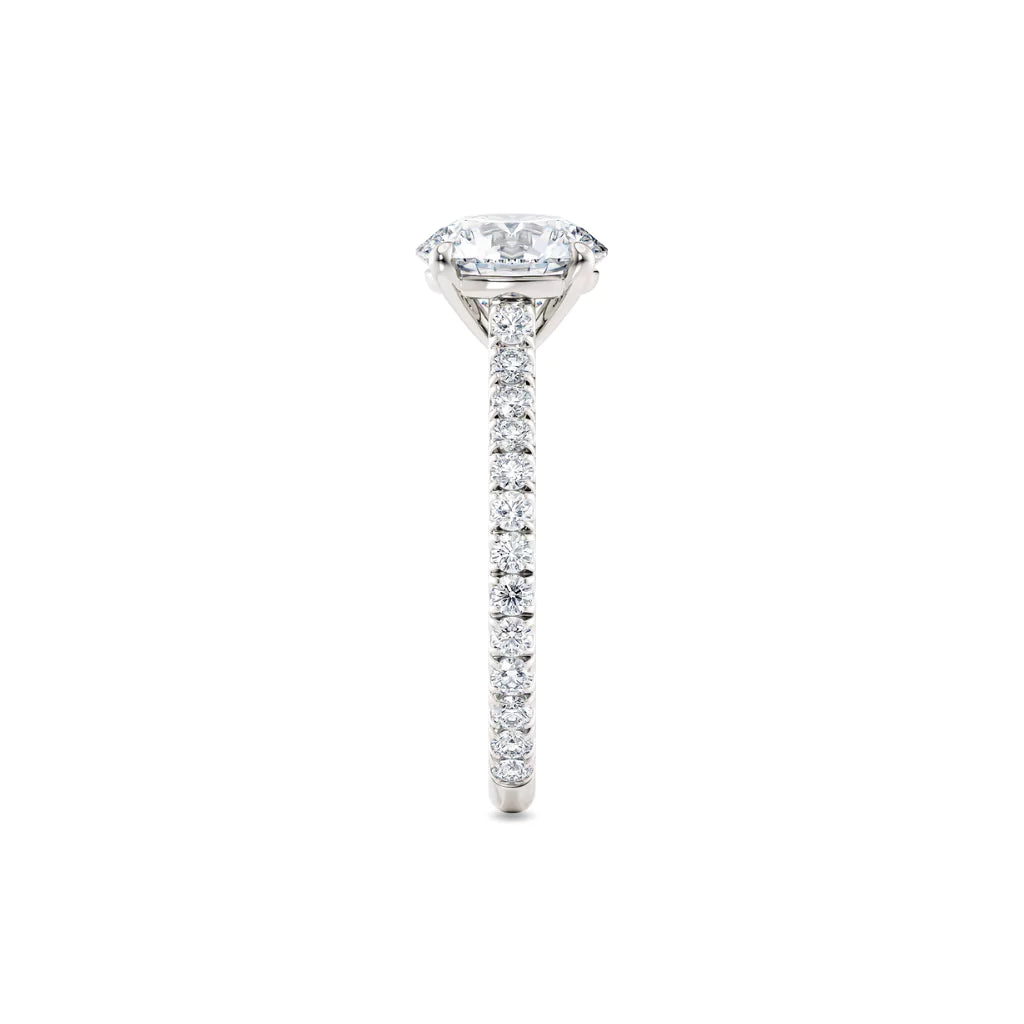 Tynn diamantring pavé hvitt gull 2,35 ct med lab-diamant,fokus på ringskinnen sett rett forfra, designet av Hartwell.