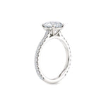 Tynn diamantring pavé hvitt gull 2,35 ct med lab-diamant, vist stående fra siden, designet av Hartwell.