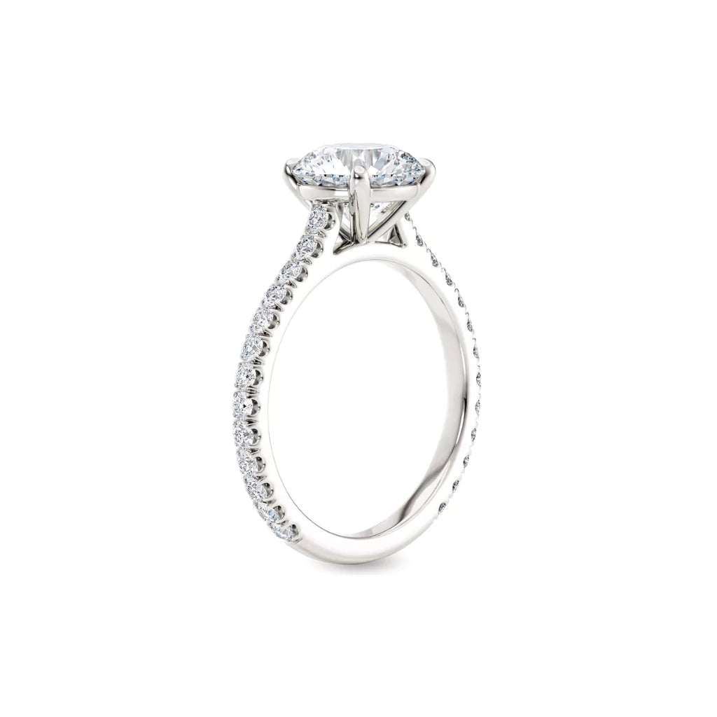 Tynn diamantring pavé hvitt gull 2,35 ct med lab-diamant, vist stående fra siden, designet av Hartwell.