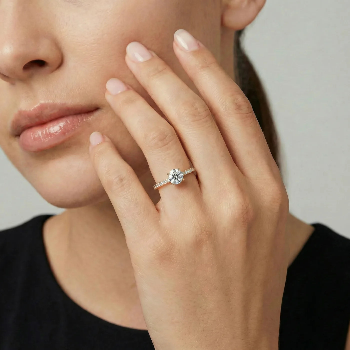 Tynn diamantring i rosegull med pave diamanter 0,76 carat på modell i naturlig lys.
