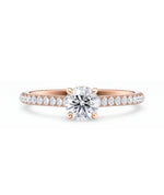 Tynn diamantring pavé roségul 0,76 ct med lab-diamant, vist liggende forfra, designet av Hartwell.