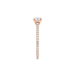 Tynn diamantring pavé rosegull 0,76 ct med lab-diamant,fokus på ringskinnen sett rett forfra, designet av Hartwell.