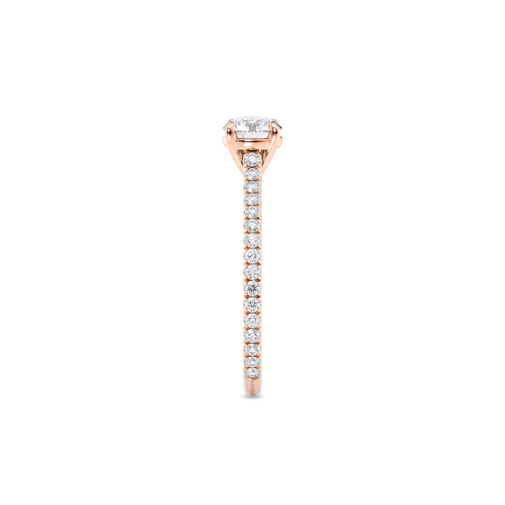 Tynn diamantring pavé rosegull 0,76 ct med lab-diamant,fokus på ringskinnen sett rett forfra, designet av Hartwell.
