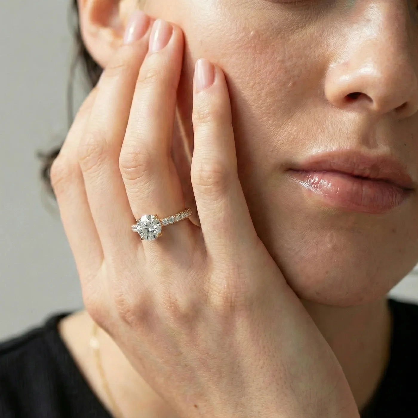 Tynn diamantring i  rosegull med pave diamanter 1,30 carat på modell i naturlig lys.