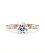 Tynn diamantring pavé roségul 1,30 ct med lab-diamant, vist liggende forfra, designet av Hartwell.
