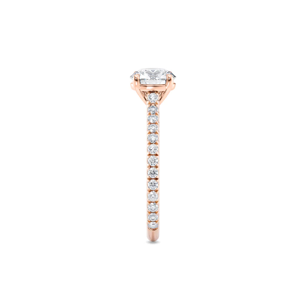 Tynn diamantring pavé rosegull 1,30 ct med lab-diamant,fokus på ringskinnen sett rett forfra, designet av Hartwell.