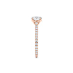 Tynn diamantring pavé rosegull 1,30 ct med lab-diamant,fokus på ringskinnen sett rett forfra, designet av Hartwell.
