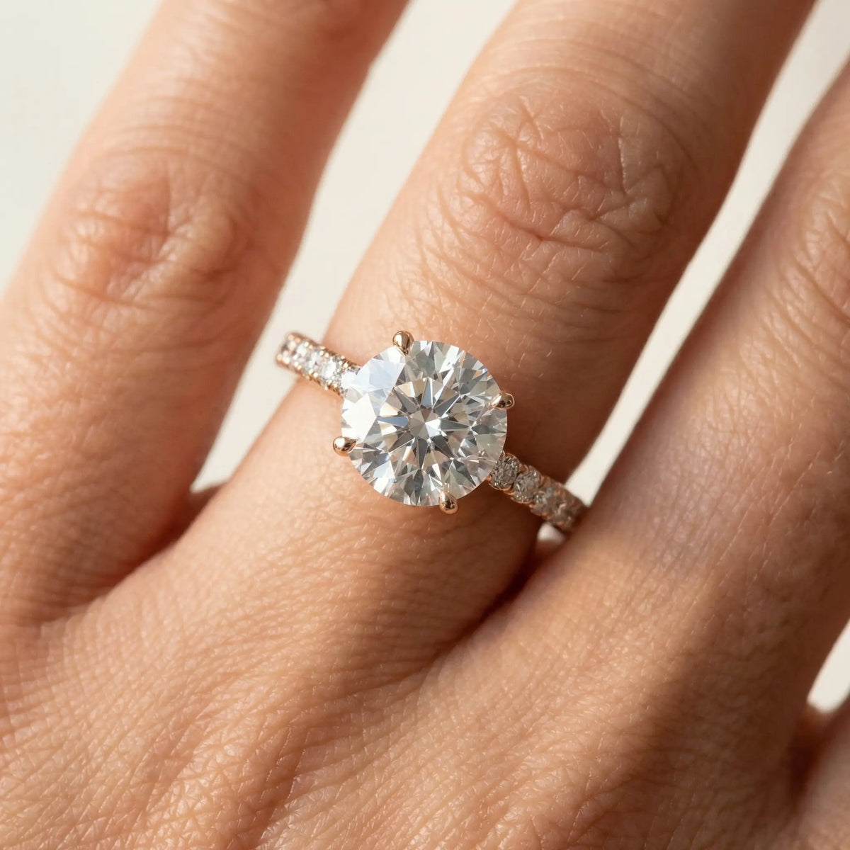 Tynn diamantring pavé rosegull 2,35 ct med lab-diamant,vist på fingeren til en modell, designet av Hartwell.