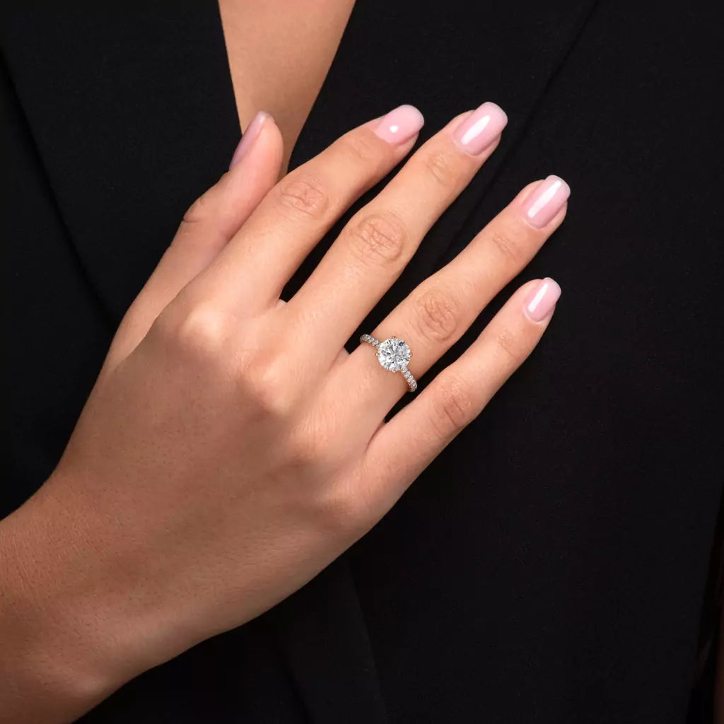 Tynn diamantring pavé rosegull 2,35 ct med lab-diamant,vist på fingeren til en modell, designet av Hartwell.