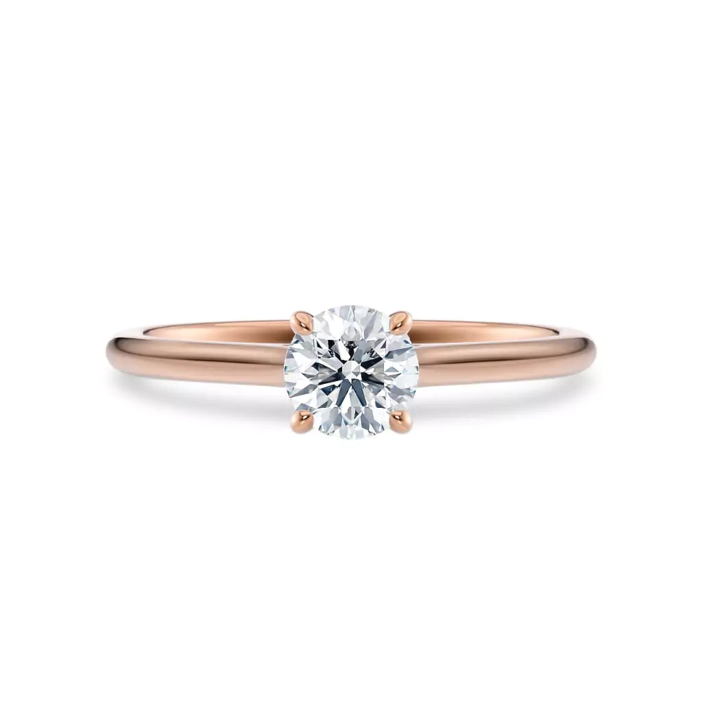 Tynn diamantring i rosegull med 0,50 carat lab diamant, sett liggende forfra, designet av Hartwell