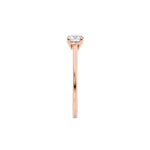 Tynn diamantring i rosegull med 0,50 carat lab diamant, fokus på ringskinnen forfra, designet av Hartwell. 