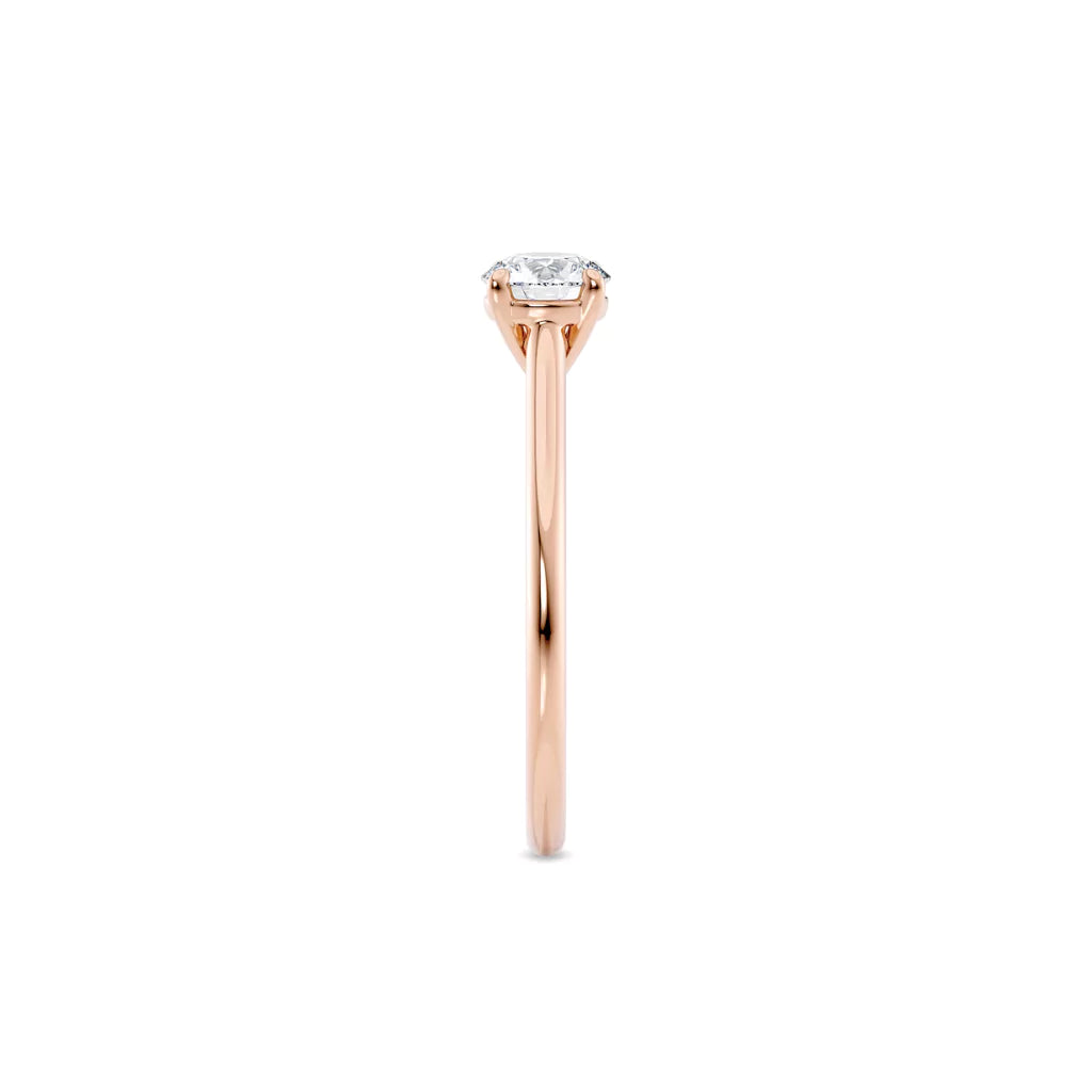 Tynn diamantring i rosegull med 0,50 carat lab diamant, fokus på ringskinnen forfra, designet av Hartwell. 