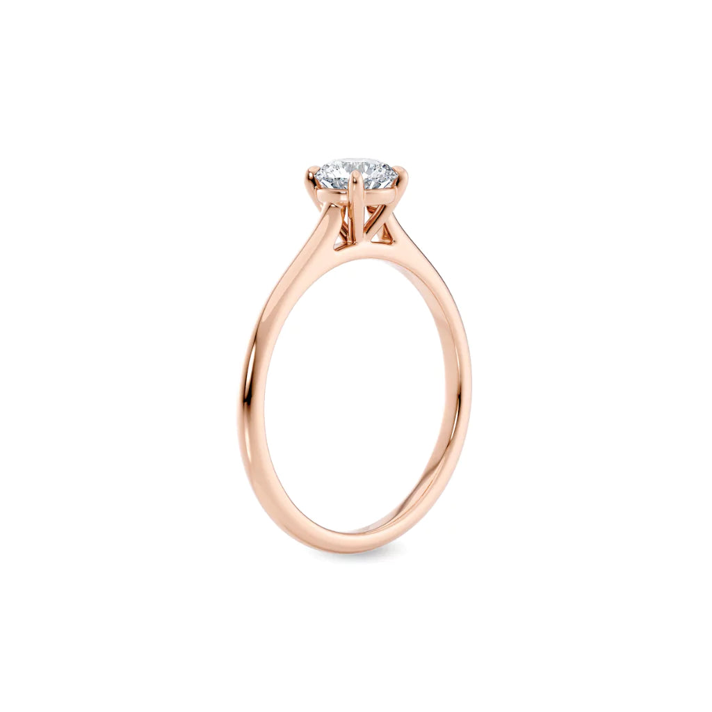 Tynn diamantring i rosegull, med en 0,50 carat lab diamant, vist skrått fra siden, designet av Hartwell 