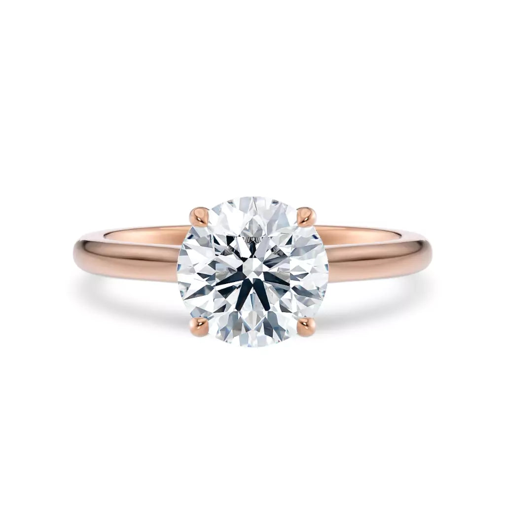 Tynn diamantring roségull 2 ct lab diamant, fokus på ringskinnen sett rett forfra, designet av Hartwell.