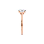 Tynn diamantring i roségull med 2 ct lab-diamant, fokus på ringskinnen sett rett forfra, designet av Hartwell.