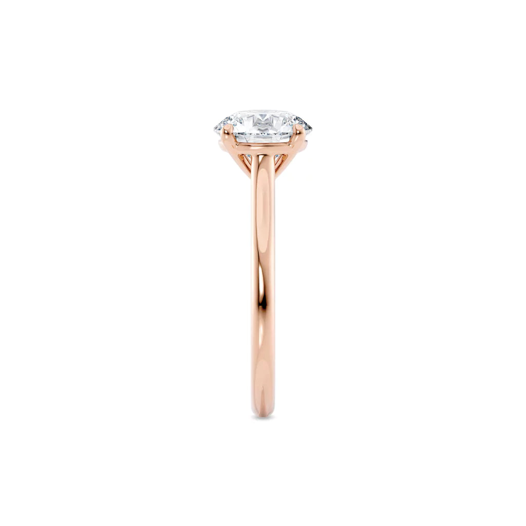 Tynn diamantring i roségull med 2 ct lab-diamant, fokus på ringskinnen sett rett forfra, designet av Hartwell.