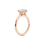Tynn diamantring i roségull med 2 ct lab-diamant, vist stående fra siden, designet av Hartwell.